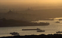 Trafic sur le Bosphore. © Philip Plisson / Plisson La Trinité / AA09366 - Nos reportages photos - Istanbul, le détroit du Bosphore