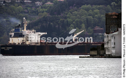 On the Bosphorus. - © Philip Plisson / Plisson La Trinité / AA09373 - Photo Galleries - Tanker carrying chemicals