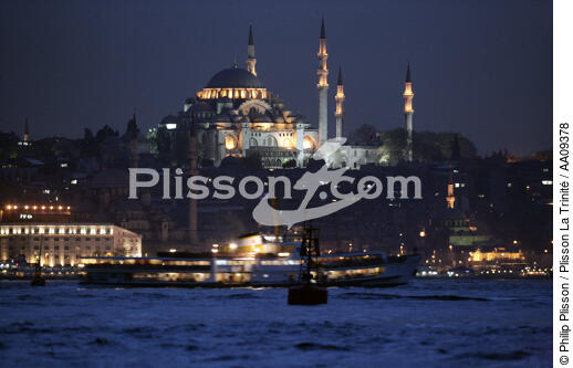 La mosquée Bleue de nuit. - © Philip Plisson / Plisson La Trinité / AA09378 - Nos reportages photos - Istanbul, le détroit du Bosphore