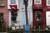 Houses in Istanbul. © Philip Plisson / Plisson La Trinité / AA09384 - Photo Galleries - Flag
