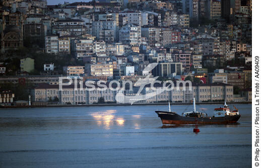 Traffic on the Bosphorus. - © Philip Plisson / Plisson La Trinité / AA09409 - Photo Galleries - Dusk