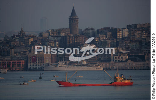 Traffic on the Bosphorus. - © Philip Plisson / Plisson La Trinité / AA09410 - Photo Galleries - Dusk