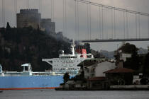 Trafic sur le Bosphore. © Philip Plisson / Plisson La Trinité / AA09415 - Nos reportages photos - Istanbul, le détroit du Bosphore
