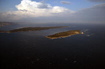 Les îles de Lérins, Saint-Honorat et Sainte-Marguerite. © Philip Plisson / Plisson La Trinité / AA09432 - Nos reportages photos - Ile [06]