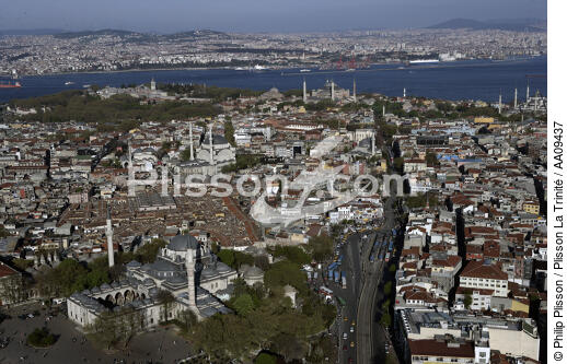 Istanbul. - © Philip Plisson / Plisson La Trinité / AA09437 - Nos reportages photos - Istanbul, le détroit du Bosphore
