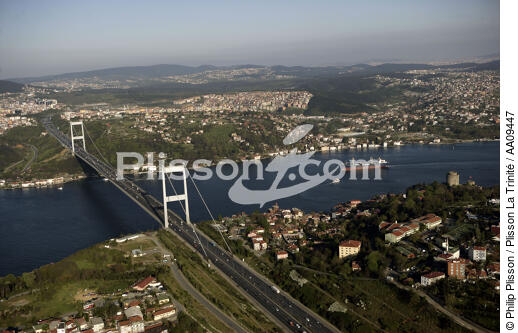 Trafic sur le Bosphore. - © Philip Plisson / Plisson La Trinité / AA09447 - Nos reportages photos - Istanbul, le détroit du Bosphore