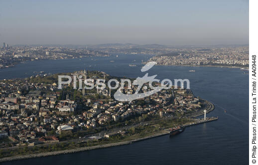 Istanbul. - © Philip Plisson / Plisson La Trinité / AA09448 - Nos reportages photos - Istanbul, le détroit du Bosphore
