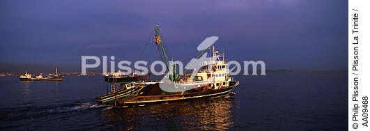 Pêche sur le Bosphore. - © Philip Plisson / Plisson La Trinité / AA09468 - Photo Galleries - Town [Turkey]