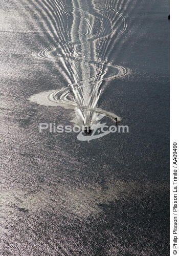 Water skiing in Greece. - © Philip Plisson / Plisson La Trinité / AA09490 - Photo Galleries - Wake