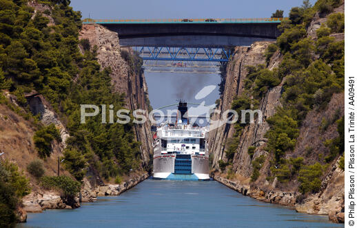 Channel of Corinthe. - © Philip Plisson / Plisson La Trinité / AA09491 - Photo Galleries - Site of interest [Greece]