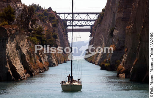 Dans le canal de Corinthe. - © Philip Plisson / Plisson La Trinité / AA09492 - Nos reportages photos - Site [Grèce]