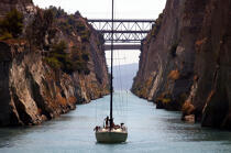 In the channel of Corinthe. © Philip Plisson / Plisson La Trinité / AA09492 - Photo Galleries - Suspended bridge