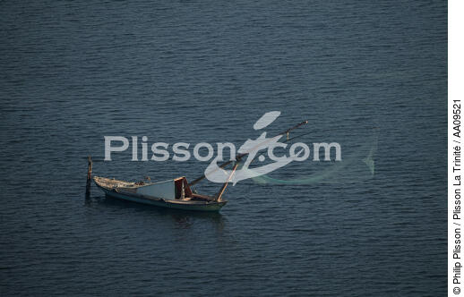 Square net fishing in the Gulf of Patra. - © Philip Plisson / Plisson La Trinité / AA09521 - Photo Galleries - Gulf of Patra