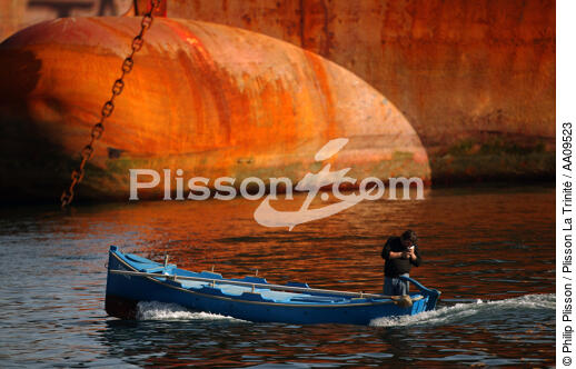 In the port of Pirée. - © Philip Plisson / Plisson La Trinité / AA09523 - Photo Galleries - Fishing boat