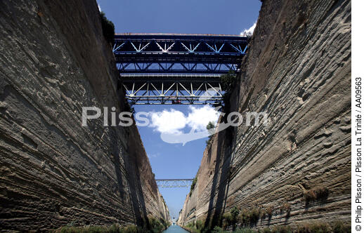 Le canal de Corinthe. - © Philip Plisson / Plisson La Trinité / AA09563 - Nos reportages photos - Canal de Corinthe