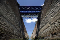 Le canal de Corinthe. © Philip Plisson / Plisson La Trinité / AA09563 - Nos reportages photos - Pont
