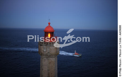 The Jument Lighthouse and the lifeboat of Ouessant. - © Philip Plisson / Plisson La Trinité / AA09688 - Photo Galleries - Iroise Sea [The]