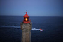 Le phare de la Jument et le canot d'Ouessant. © Philip Plisson / Plisson La Trinité / AA09688 - Nos reportages photos - Phare [29]