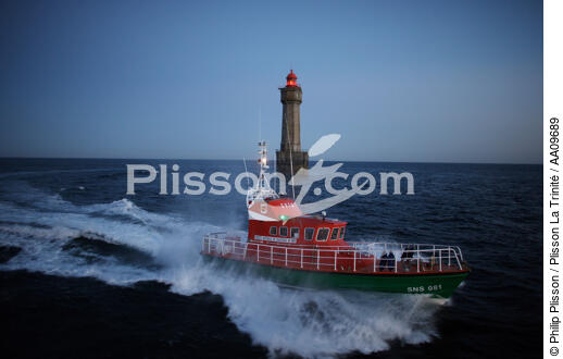 Le phare de la Jument et le canot d'Ouessant. - © Philip Plisson / Plisson La Trinité / AA09689 - Nos reportages photos - Sauvetage en mer