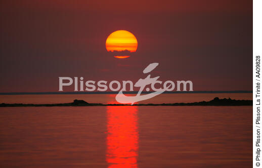 Coucher de soleil dans Les Glénan. - © Philip Plisson / Plisson La Trinité / AA09828 - Photo Galleries - Dusk