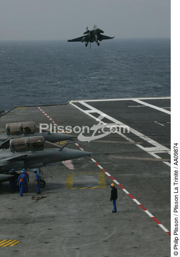 Landing of a Rafale on the aircraft carrier Charles of Gaulle. - © Philip Plisson / Plisson La Trinité / AA09874 - Photo Galleries - Rafale