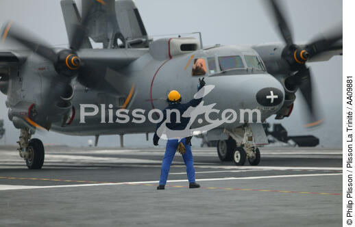 Aircraft handler guiding an Hawkeye on the flight deck of the Charles of Gaulle. - © Philip Plisson / Plisson La Trinité / AA09881 - Photo Galleries - Pilot of plane