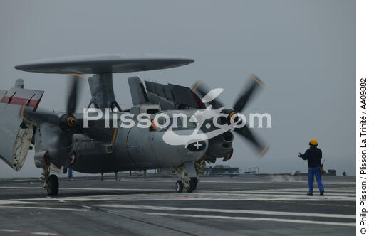 Hawkeye, or early warning aircraft, folding up its wings on the Charles of Gaulle. - © Philip Plisson / Plisson La Trinité / AA09882 - Photo Galleries - Flight deck bosun