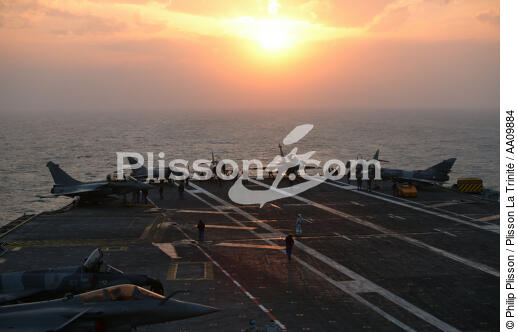 Sunset on the flight deck of the Charles de Gaulle. - © Philip Plisson / Plisson La Trinité / AA09884 - Photo Galleries - Military aircraft