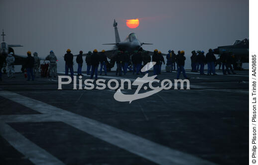 Sunset on the flight deck of the Charles de Gaulle. - © Philip Plisson / Plisson La Trinité / AA09885 - Photo Galleries - Military aircraft