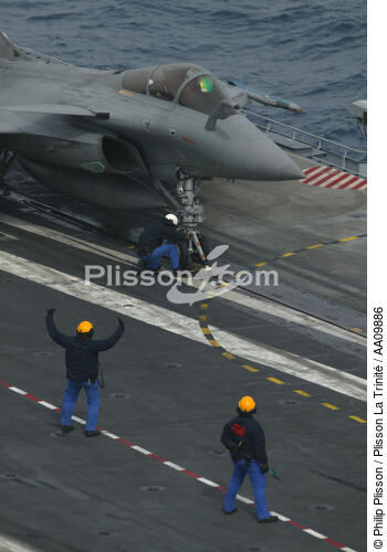 Preparation of a Rafale for takeoff thanks to the catapult. - © Philip Plisson / Plisson La Trinité / AA09886 - Photo Galleries - The Navy