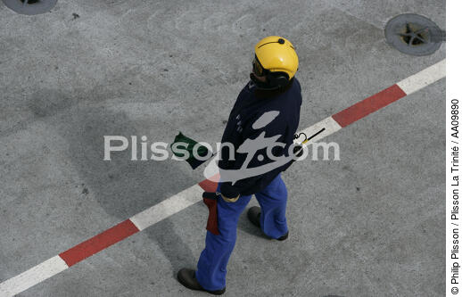 Aircraft handler on the flight deck of the aircraft carrier Charles of Gaulle. - © Philip Plisson / Plisson La Trinité / AA09890 - Photo Galleries - The Navy