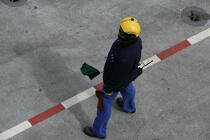Aircraft handler on the flight deck of the aircraft carrier Charles of Gaulle. © Philip Plisson / Plisson La Trinité / AA09890 - Photo Galleries - Aircraft carrier