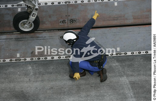 Manoeuvre sur le pont d'envol du porte-avions Charles de Gaulle. - © Philip Plisson / Plisson La Trinité / AA09891 - Nos reportages photos - Chien jaune