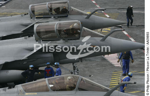 Trois Rafale sur le porte-avions Charles de Gaulle. - © Philip Plisson / Plisson La Trinité / AA09893 - Nos reportages photos - Marine nationale