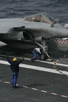 Fixing of the catapult for the takeoff of a Rafale. © Philip Plisson / Plisson La Trinité / AA09895 - Photo Galleries - Rafale