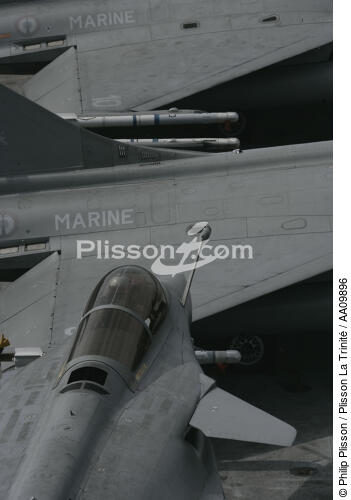Avions de chasse sur le porte-avions Charles de Gaulle. - © Philip Plisson / Plisson La Trinité / AA09896 - Nos reportages photos - Rafale