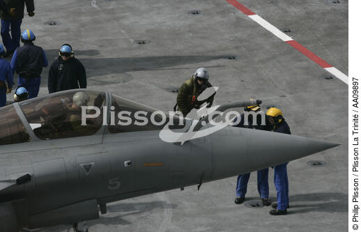 Rafale close with the catapult-launching of the flight deck of the Charles de Gaulle. - © Philip Plisson / Plisson La Trinité / AA09897 - Photo Galleries - Air transport
