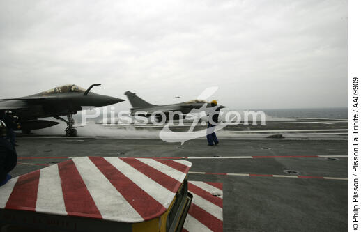 Catapult-launching of a Rafale on the aircraft carrier Charles de Gaulle. - © Philip Plisson / Plisson La Trinité / AA09909 - Photo Galleries - Rafale