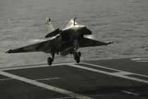 Landing of a Rafale on the aircraft carrier Charles de Gaulle. © Philip Plisson / Plisson La Trinité / AA09910 - Photo Galleries - Military aircraft