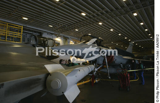 Rafale au hangar du porte-avions Charles de Gaulle. - © Philip Plisson / Plisson La Trinité / AA09912 - Nos reportages photos - Avion