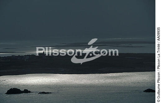 Trouée de lumière sur Molène. - © Guillaume Plisson / Plisson La Trinité / AA09935 - Nos reportages photos - Trouée