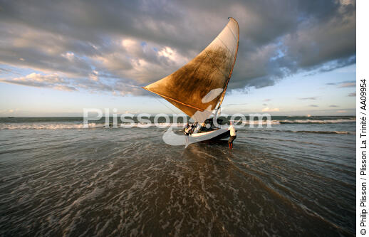 Retour de pêche pour ces pêcheurs brésiliens. - © Philip Plisson / Plisson La Trinité / AA09954 - Nos reportages photos - Coucher de soleil