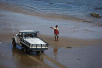 Transport de la glace pour mettre à bord des Jangadas. © Philip Plisson / Plisson La Trinité / AA10008 - Nos reportages photos - Fortaleza
