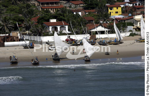 Jangadas sur le sable brésilien. - © Philip Plisson / Plisson La Trinité / AA10013 - Nos reportages photos - Jangadas do Brazil