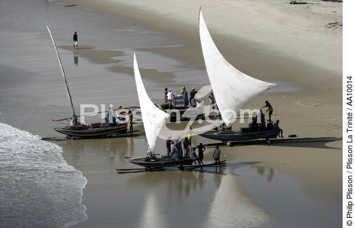 Jangadas on Brazilian sand. - © Philip Plisson / Plisson La Trinité / AA10014 - Photo Galleries - Man