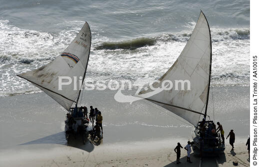 Jangadas sur le sable brésilien. - © Philip Plisson / Plisson La Trinité / AA10015 - Nos reportages photos - Jangadas do Brazil