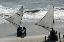 Jangadas sur le sable brésilien. © Philip Plisson / Plisson La Trinité / AA10015 - Nos reportages photos - Pêcheur