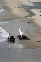 Jangadas sur le sable brésilien. © Philip Plisson / Plisson La Trinité / AA10016 - Nos reportages photos - Jangada
