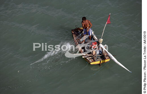 Pêche au filet sur une Jangada. - © Philip Plisson / Plisson La Trinité / AA10019 - Nos reportages photos - Homme