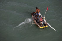 Pêche au filet sur une Jangada. © Philip Plisson / Plisson La Trinité / AA10019 - Nos reportages photos - Jangadas do Brazil